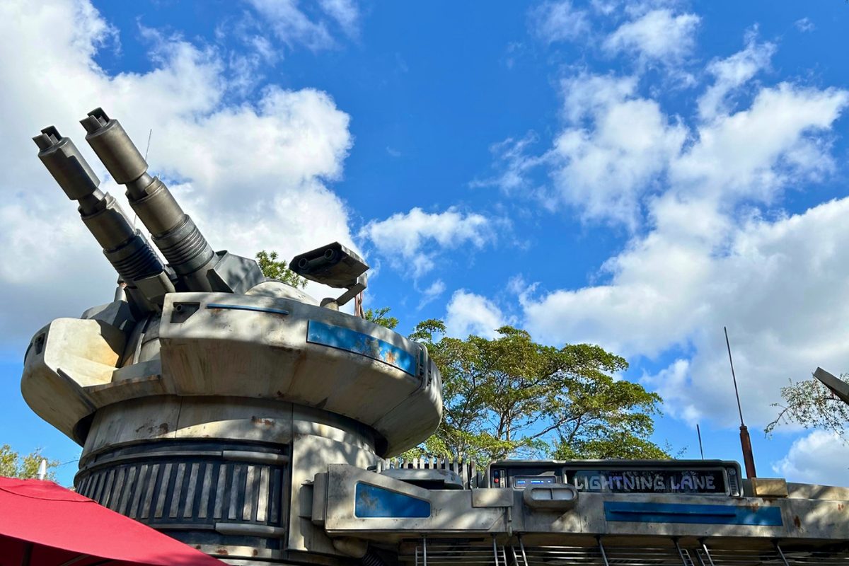 The stone turret outside Star Wars: Rise of the Resistance in Galaxy's Edge