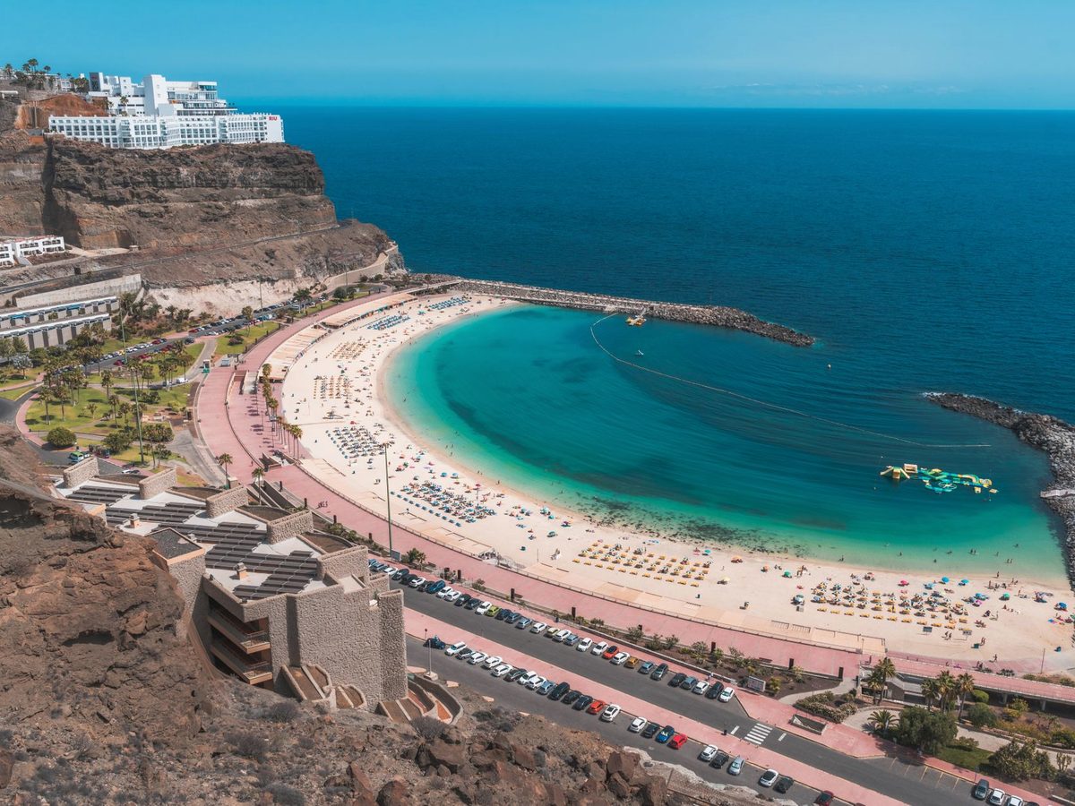 Amadores, the breakwater-calmed beach