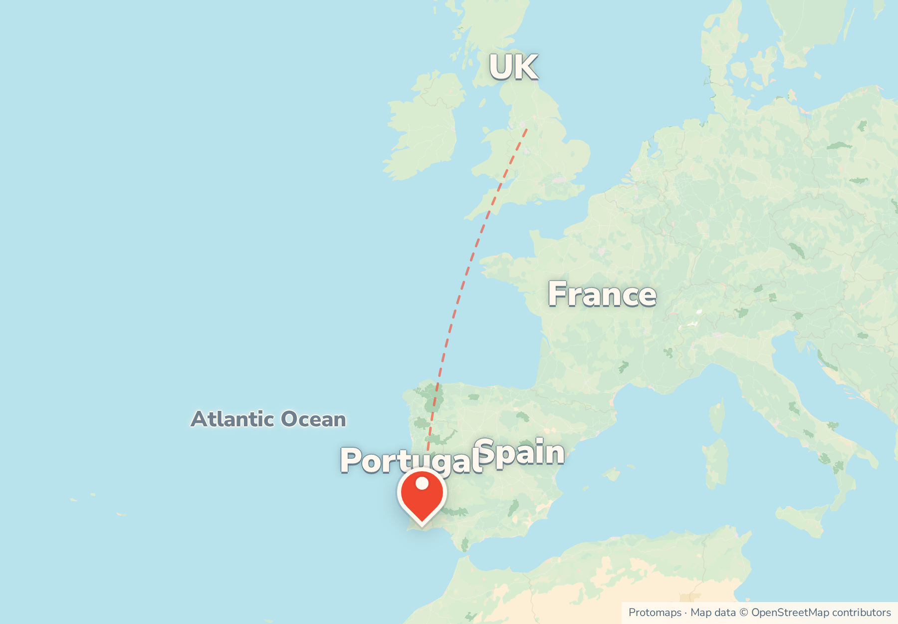 Locator map showing the Algarve on Portugal's south coast, with Spain to the east and the UK to the north.