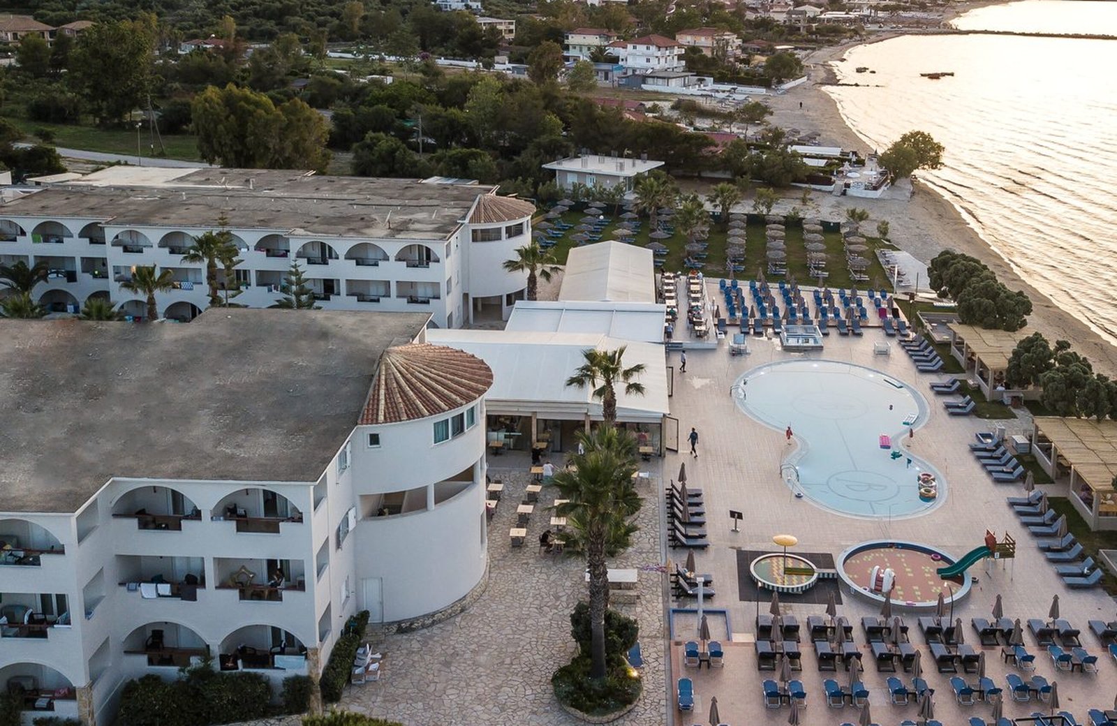 Alykanas Beach Grand Hotel by Zante Plaza, on the beachfront at Alykanas in northeastern Zakynthos.