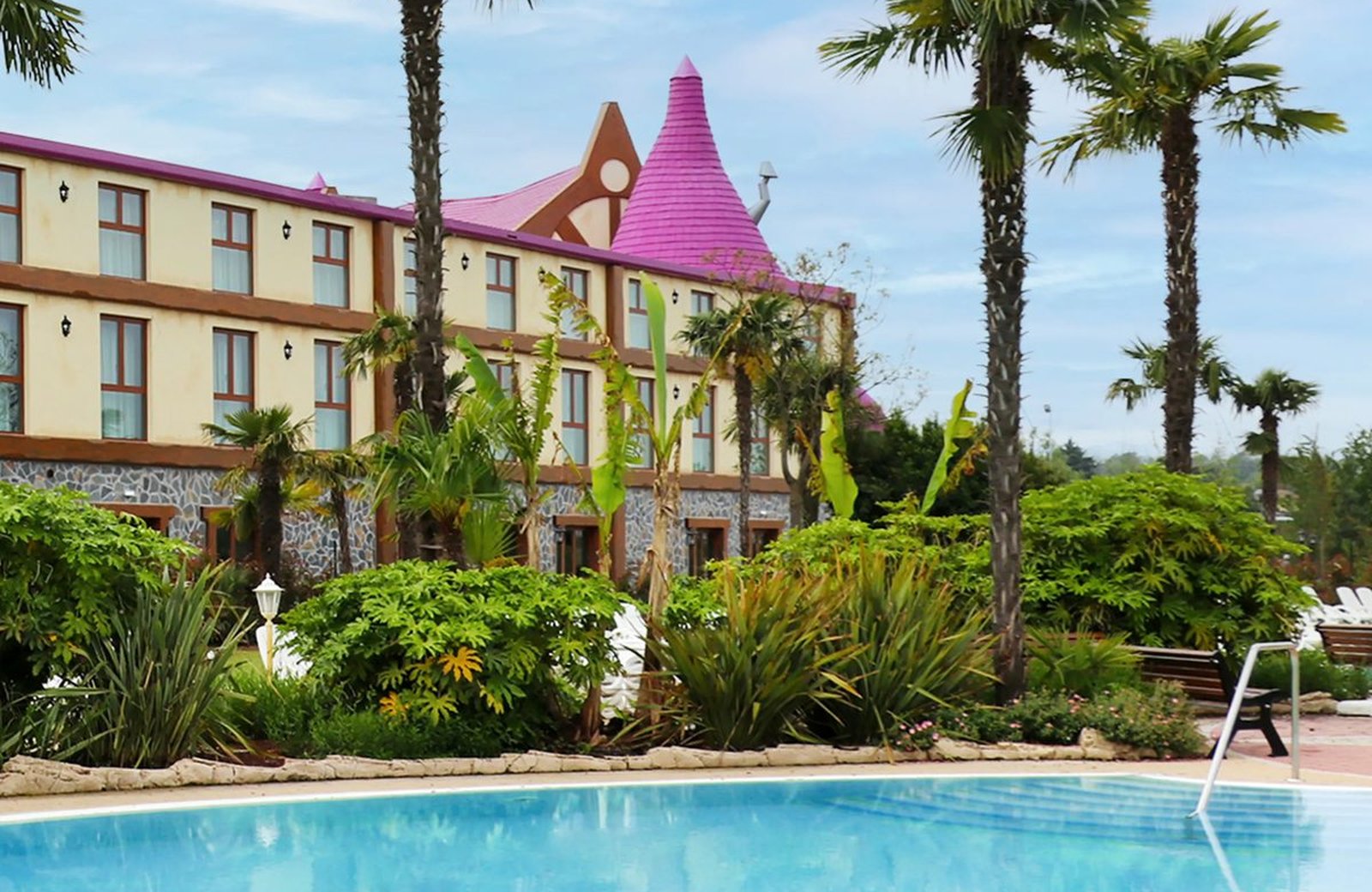 Gardaland Magic Hotel at Castelnuovo del Garda: the themed hotel building inside Gardaland Resort, with the Blue Lagoon pool area in front of it.