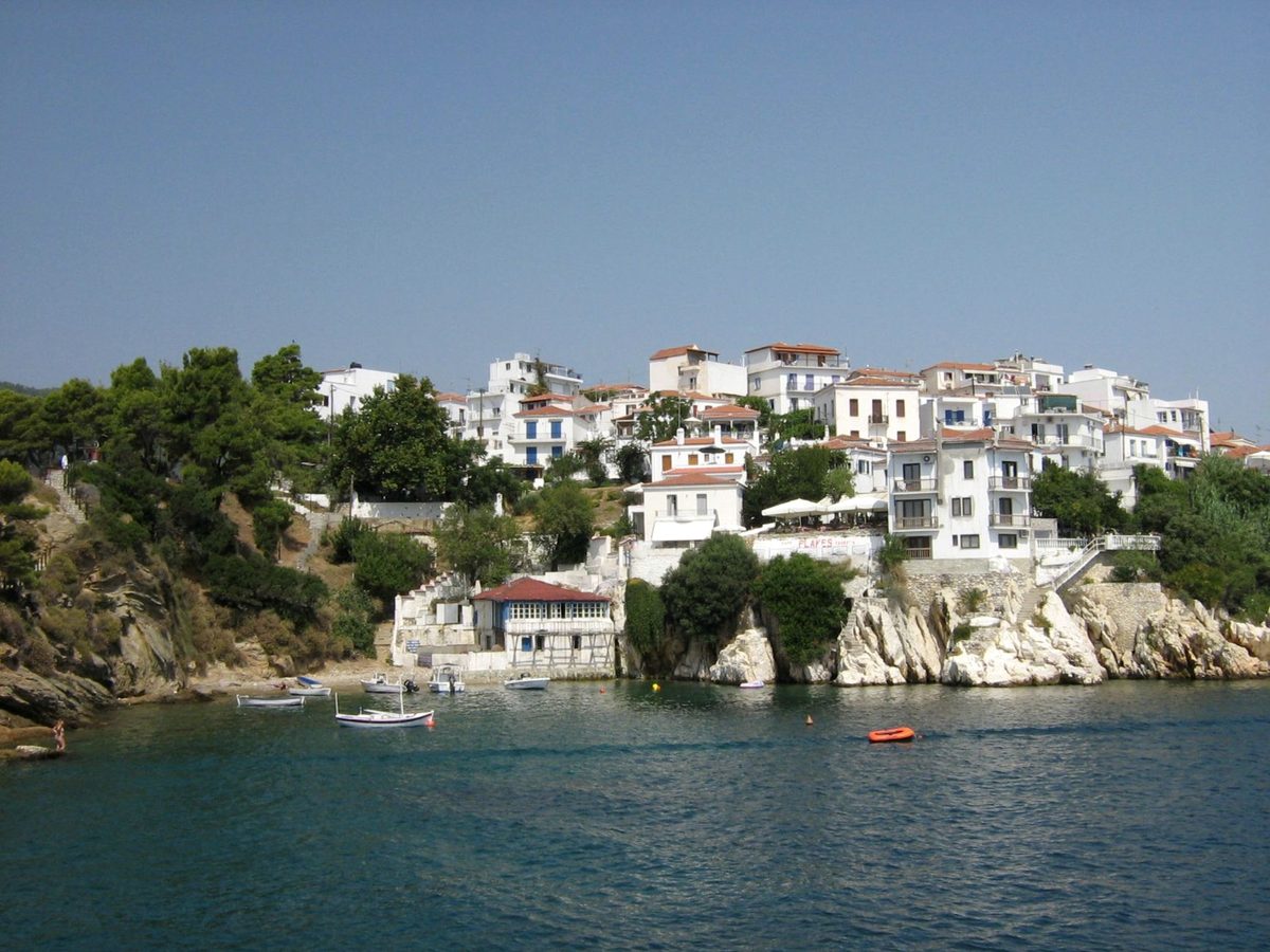 Houses above the rocks at the edge of town